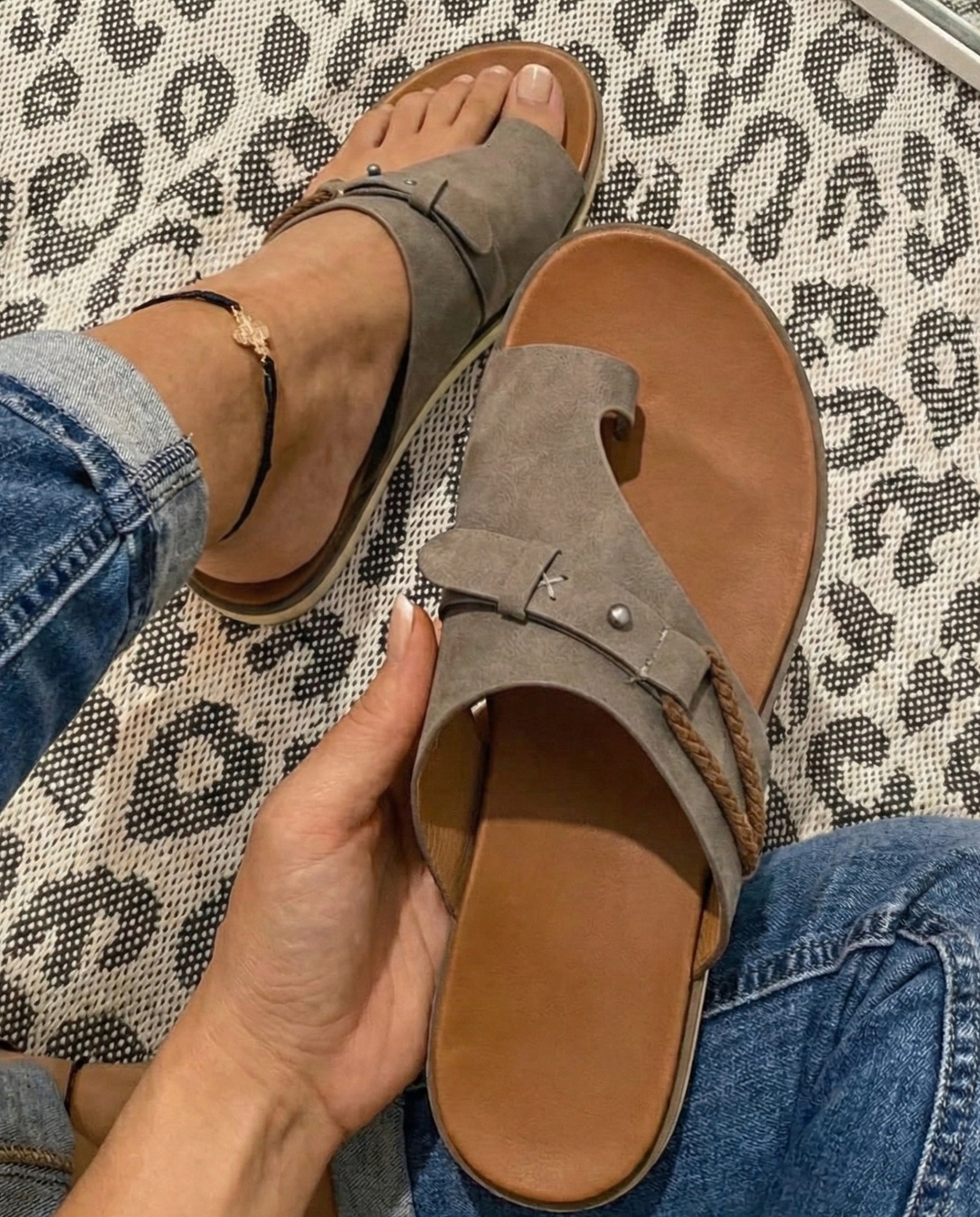 Livia Flat Toe Loop Sandals – Effortless Summer Simplicity